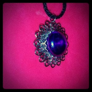 Double saphire blue stone neclace with metal rim